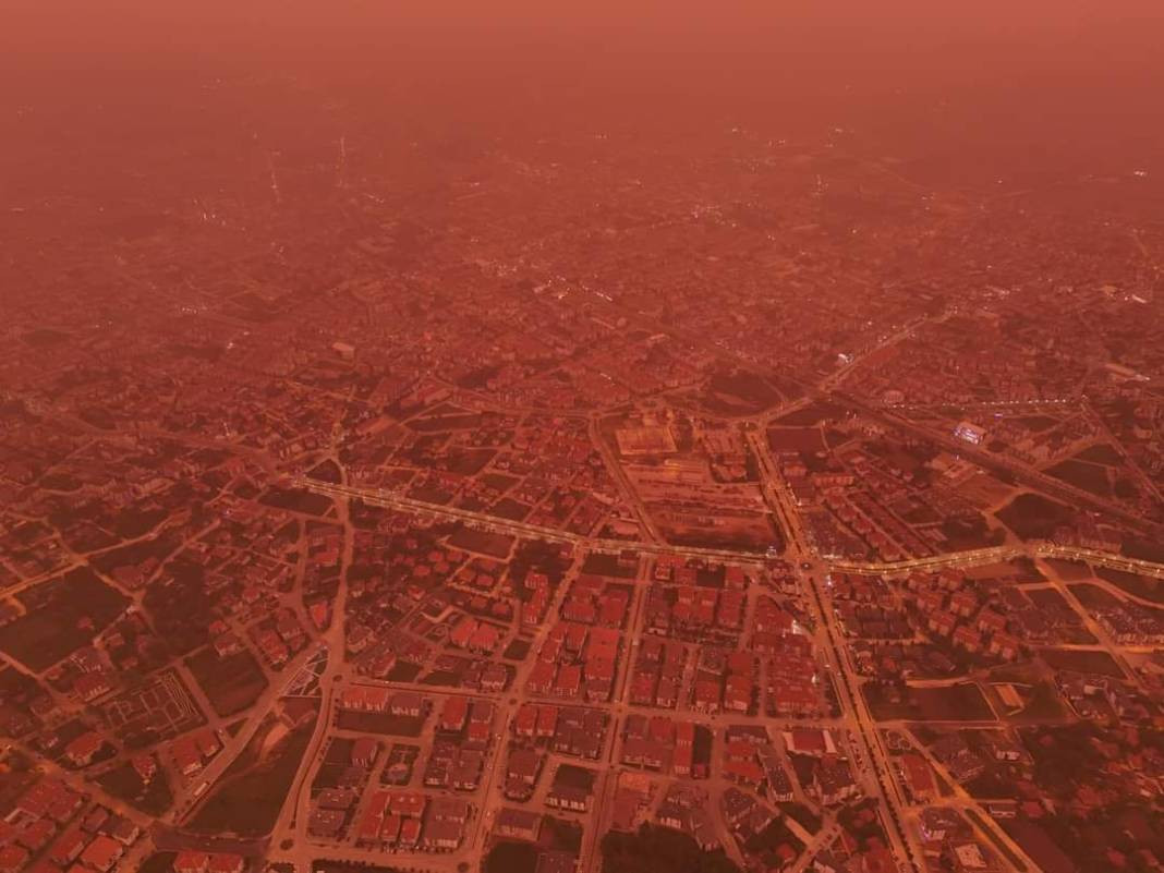 Bolu’da gökyüzü kırmızıya büründü. Pencereden bakanlar gözlerine inanamadı - Resim: 1